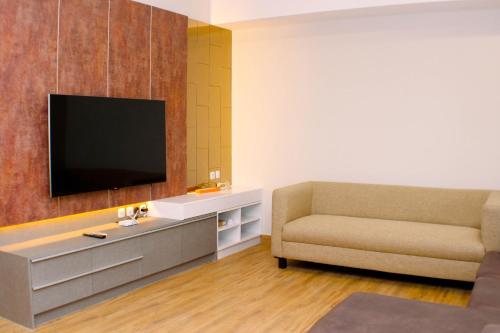 TV a/nebo společenská místnost v ubytování 1BR Spacious Combine Unit at Vasanta Innopark Apartment By Travelio