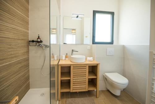 ein Badezimmer mit Waschbecken und Toilette in der Unterkunft Escapade à 2 Bassin Arcachon - jardin - WiFI in Gujan-Mestras