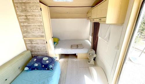 a small room with a bed in a tiny house at Vdb Lodge - coworking space - Work Relax & Sleep in Sobreda