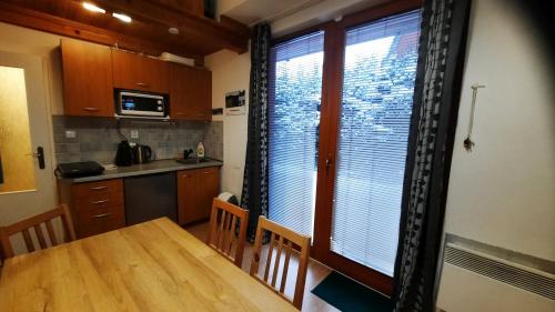 Kuchyň nebo kuchyňský kout v ubytování Horský Apartmán Ramzová