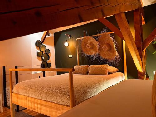 une chambre avec un lit avec une tête de lit en bois dans l'établissement Bord de mer, superbe studio tout confort, à Hyères