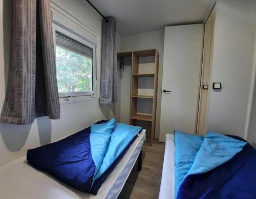 Katil atau katil-katil dalam bilik di Camping Le Moulin des Effres