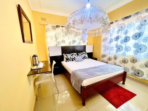 Ένα ή περισσότερα κρεβάτια σε δωμάτιο στο Homely Lodge And Apartments