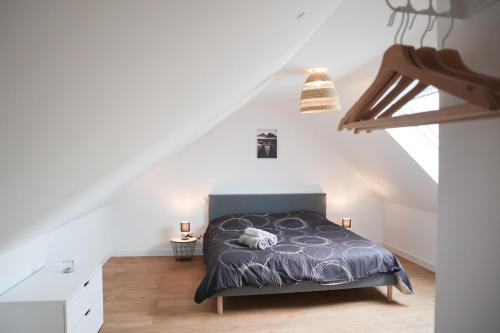 une chambre avec un lit dans un grenier dans l'établissement Duplex Harmonie proche frontière, à Huningue