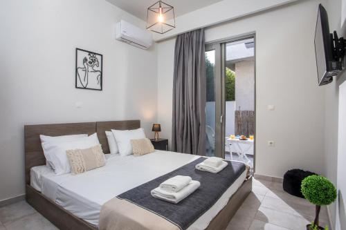 una camera da letto con un letto con due asciugamani sopra di Ixia del Mar Apartment a Ixiá