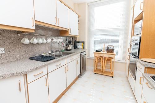 Kuchyň nebo kuchyňský kout v ubytování Riverview Upper Apartment