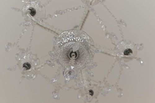 un lustre blanc suspendu au plafond dans l'établissement Louis Combes - Localisation exceptionnelle 1 chambre parking, à Bordeaux