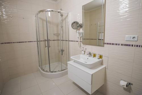 Ένα μπάνιο στο Rivoli Hotel