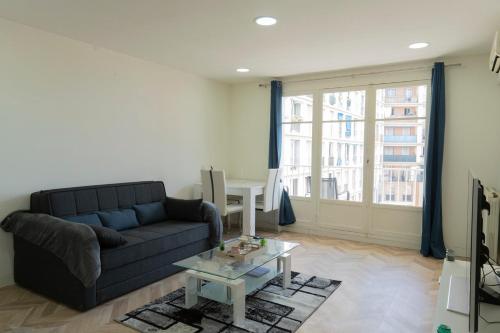 un salon avec un canapé et une table dans l'établissement Spacious nest near the Panier, à Marseille