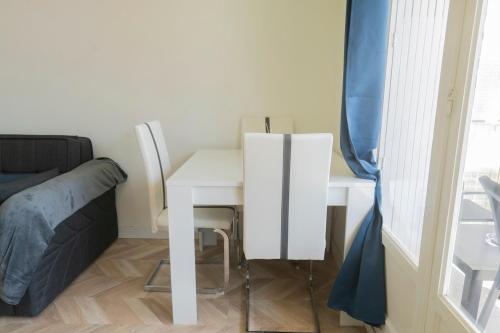 une table et une chaise blanches dans une chambre dans l'établissement Spacious nest near the Panier, à Marseille