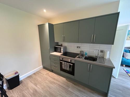 Una cocina o cocineta en Two bedroom ground floor apartment, professionally managed