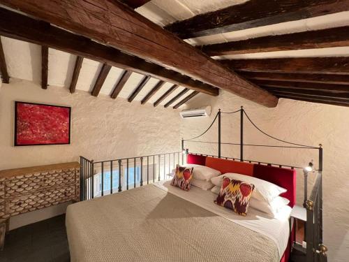 1 dormitorio con 1 cama grande y cabecero de metal en BorgoDeGreci Apartments, en Florencia