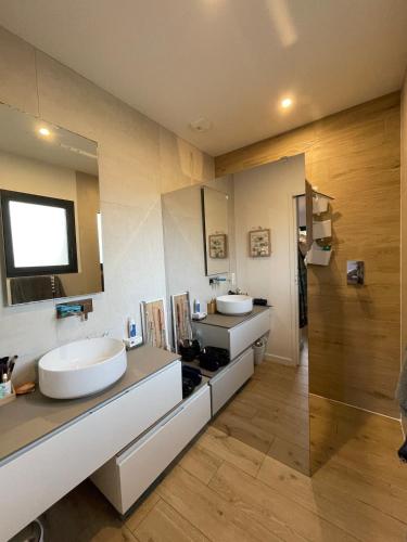 une salle de bain avec deux lavabos et un grand miroir dans l'établissement A HOSSEGOR, Jolie maison avec SPA pour sejour bien être, à Soorts-Hossegor