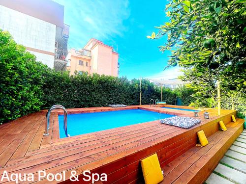 una piscina y un spa en una terraza de madera en Pompei Home & Green Luxury Apartment, en Boscoreale