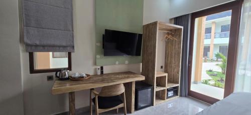 TV a/nebo společenská místnost v ubytování Pine Tree Beach Hotel