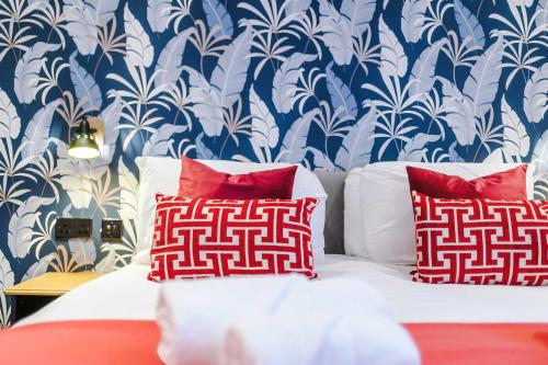 Кровать или кровати в номере James Court Complex - Sleeps 24