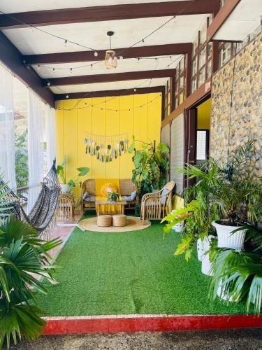 Κήπος έξω από το Durrani CozyHouse 5mins walk from the beach