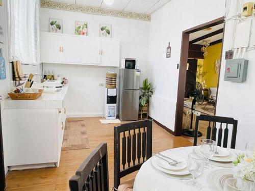 Η κουζίνα ή μικρή κουζίνα στο Durrani CozyHouse 5mins walk from the beach