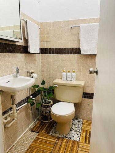 Ένα μπάνιο στο Durrani CozyHouse 5mins walk from the beach