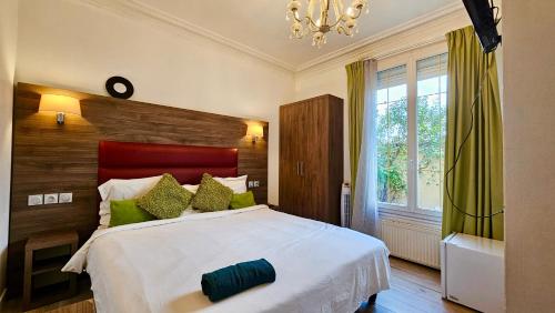 une chambre avec un grand lit et un lustre dans l'établissement Chambre style hôtelière dans logement partagé, La Zen Proxy Paris, Stade de France, à Épinay-sur-Seine