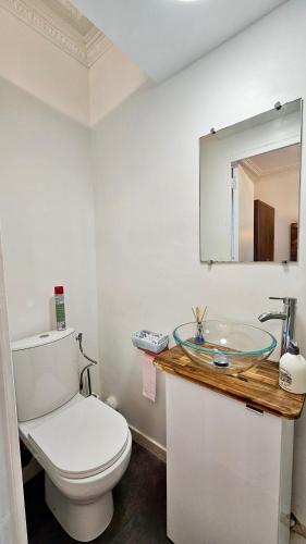 une salle de bain avec toilettes et lavabo dans l'établissement Chambre style hôtelière dans logement partagé, La Zen Proxy Paris, Stade de France, à Épinay-sur-Seine