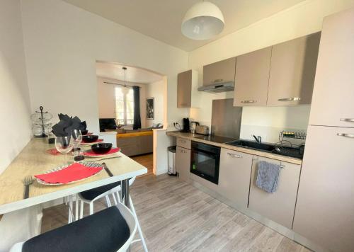 une cuisine avec une table et quelques chaises dans l'établissement Le 