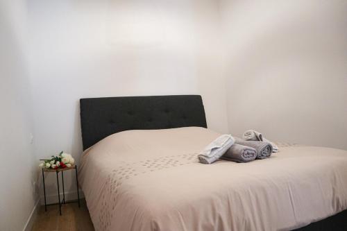 - un lit avec une serviette dans l'établissement Esprit Nature- Charming studio, à Huningue