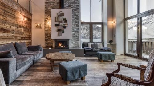 un salon avec un canapé et une cheminée dans l'établissement Chalet Grelettes, aux Houches