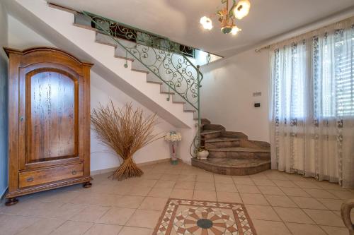 a room with a staircase and a wooden door at Il Risveglio in Codrongianos
