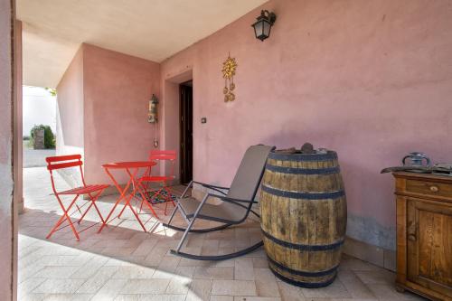a room with a table and chairs and a barrel at Il Risveglio in Codrongianos