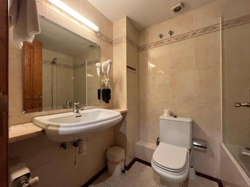 Koupelna v ubytování Hotel Juan Canejan