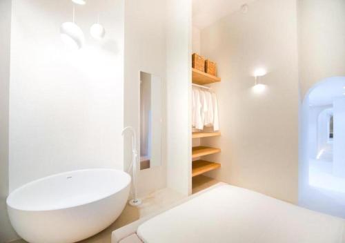 Bilik mandi di Santorini by The Heim Residences