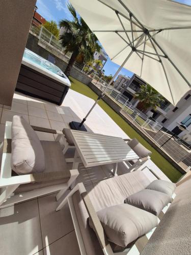 NEW Stunning ground floor Apartment with Jacuzzi