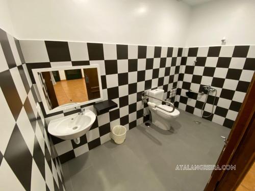 a bathroom with a sink and a toilet at Albergue O Beque in Moaña