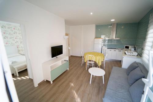 a small living room with a table and a kitchen at Apartamento San Miguel Nº1 in Jarandilla de la Vera