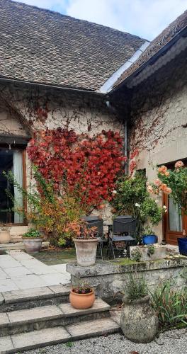 a house with a wall with red flowers on it at Les Vagabonds du Mont in Chichilianne