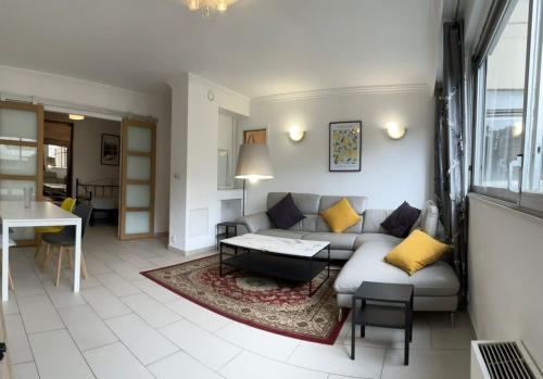 10 min walk to metro, 2 bedrooms, la défense, parking