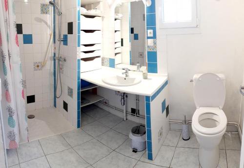 une salle de bain avec toilettes, lavabo et douche dans l'établissement Gîte des Etourniaux, à La Poterie-Mathieu