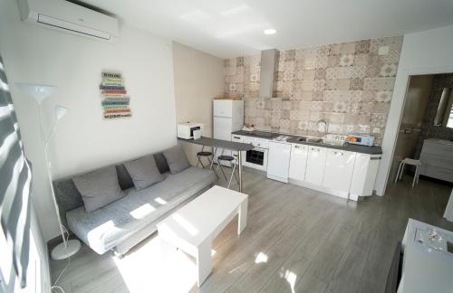 a living room with a couch and a kitchen at Apartamento San Miguel N.3 in Jarandilla de la Vera
