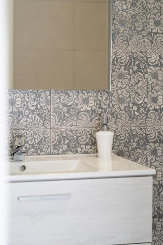 a bathroom with a sink and a mirror at Apartamento San Miguel N.3 in Jarandilla de la Vera