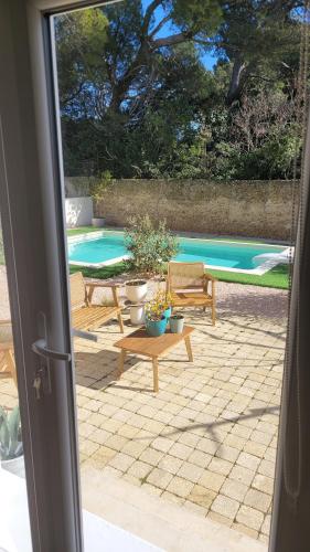 Elle offre une vue sur une terrasse avec une piscine. dans l'établissement Phil, à Villeneuve-lès-Avignon