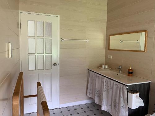Un baño de 溪水旁民宿