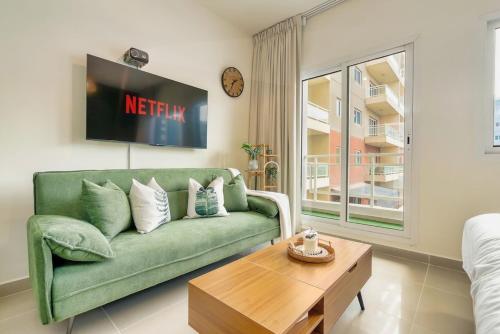 Nature-Themed Stay with 4K Projector Near Yas Island and Airport