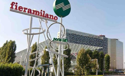 a sign in front of a building with a sign at CASA BEA Elegante mansarda vicina a Fiera in Pero