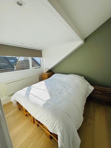 Postel nebo postele na pokoji v ubytování BeachHouse Oranje Nassau