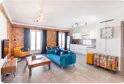 - un salon avec un canapé bleu et des fauteuils jaunes dans l'établissement Stay-cannes 2 bedroom Cannes beach & congress apartment, à Cannes