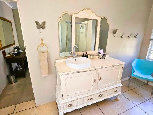 Ένα μπάνιο στο The Browns' Luxury Suites & Cottage
