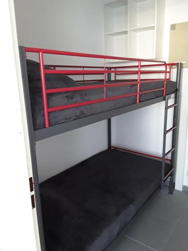 une chambre avec deux lits superposés dans une pièce dans l'établissement Studio cabine parking et clim 100 m de la plage, à La Grande Motte