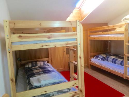 マリア・アルム・アム・シュタイナーネン・メアーにあるLarge spacious apartment, 50m to the ski lift!の二段ベッド2組付きの二段ベッド付きの部屋