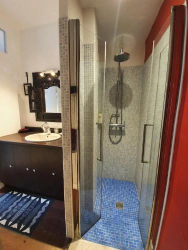une salle de bain avec douche et lavabo dans l'établissement L'Heure Bleue by Tranquil at Home, à Pornichet